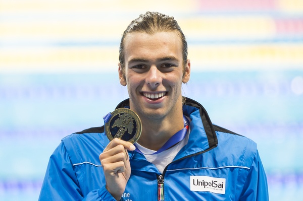 Il sorriso di Gregorio Paltrinieri splende così come la sua prima medaglia d'oro mondiale in vasca lunga