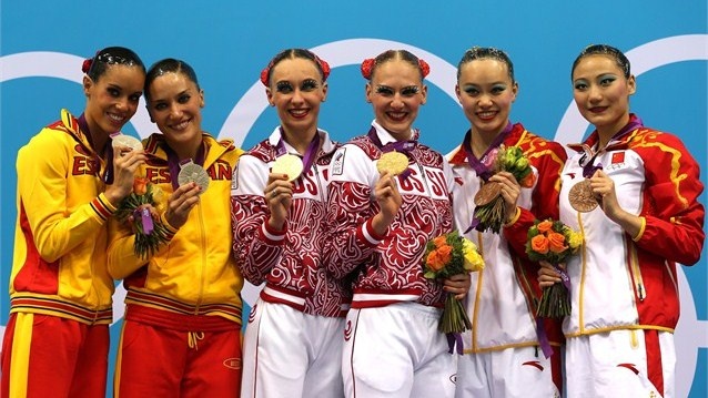 IL PODIO DEL DUO ARG.Ballestero Carbonelleed Andrea Fuentes , la Rus. e le cinesi col bronzo Xuechen Huang e Oi Liu.jpg