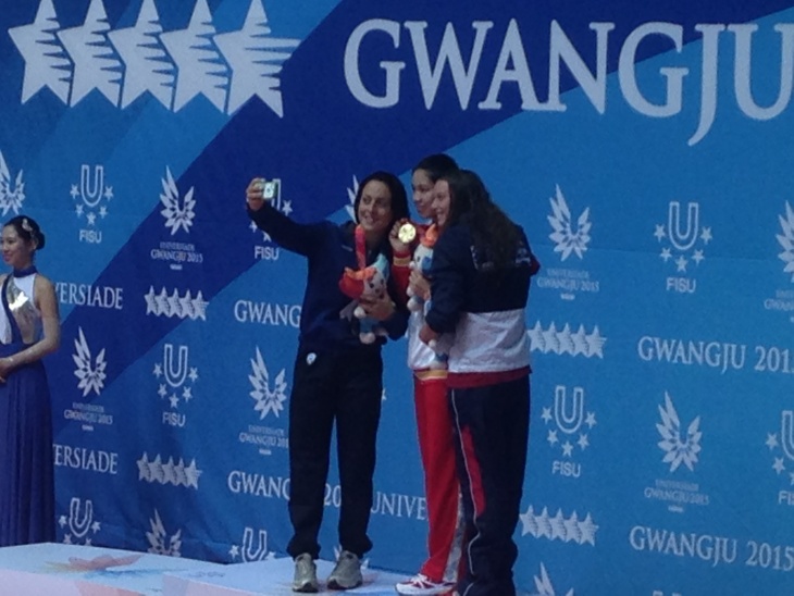 Alessia Polieri e il suo selfie d'argento sul podio dei 200 farfalla