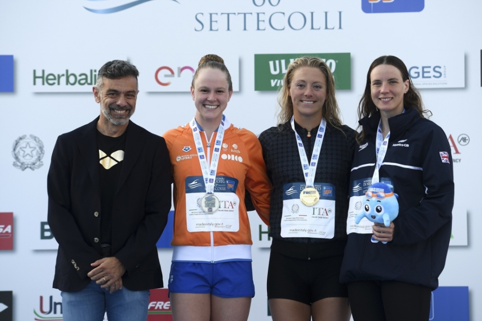 podio 100 dorso femminile