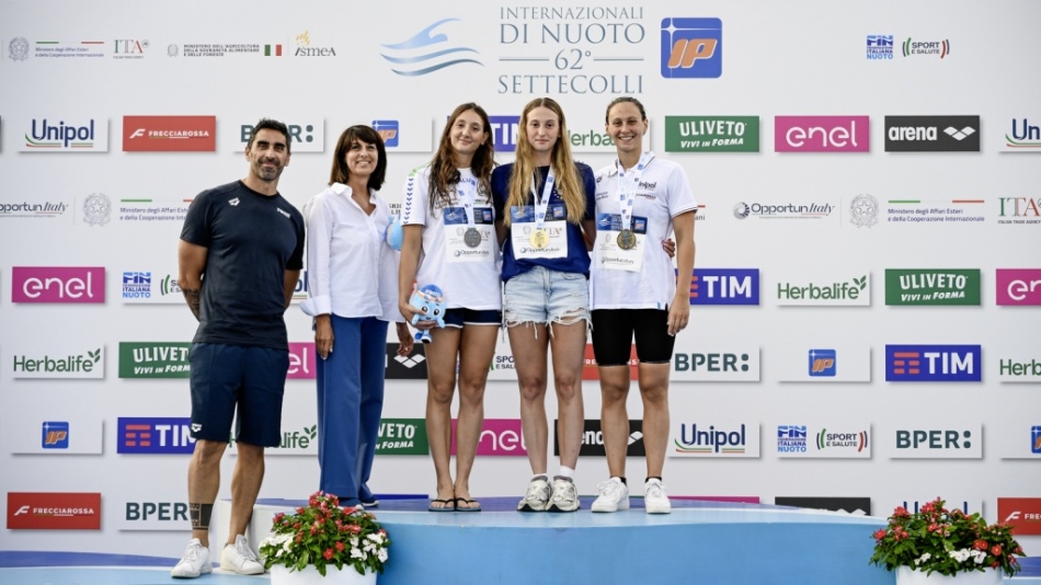 podio 100 dorso femminile