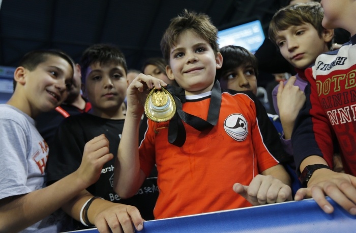 Un bambino turco con la medaglia donatagli da Lochte. Il campione americano ha regalato tutte le sue medaglie ai piccoli tifosi